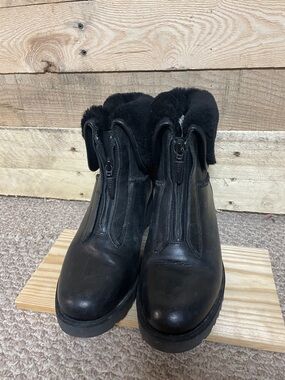 UGG size 7 Black Leather Shearling Zip-Up Ankle Boots